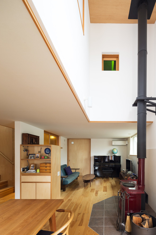Skandinavisches Wohnzimmer mit Kaminofen in Tokio Peripherie
