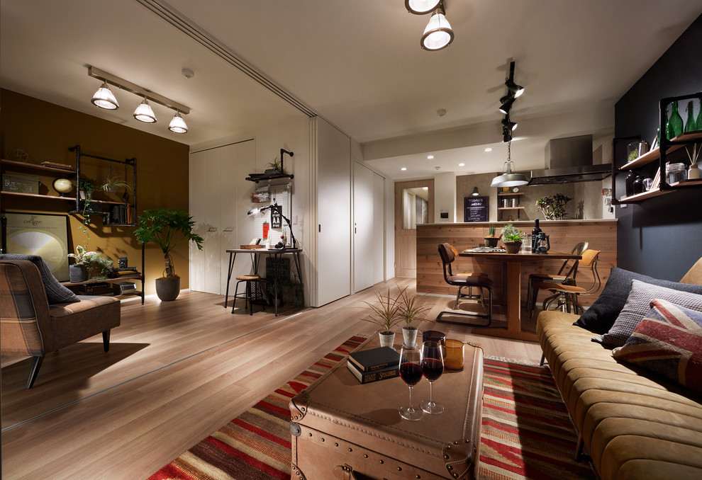 Modelo de salón abierto de estilo zen sin chimenea y televisor con paredes blancas y suelo de madera clara
