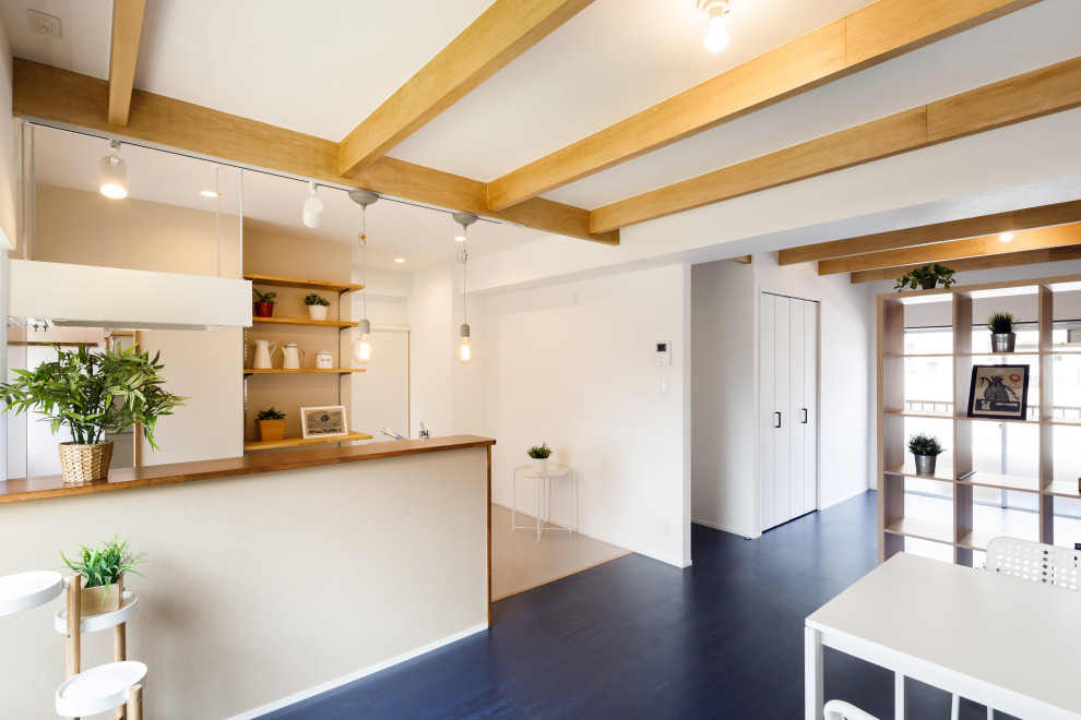 На фото: гостиная комната в скандинавском стиле с белыми стенами, синим полом, потолком с обоями и обоями на стенах