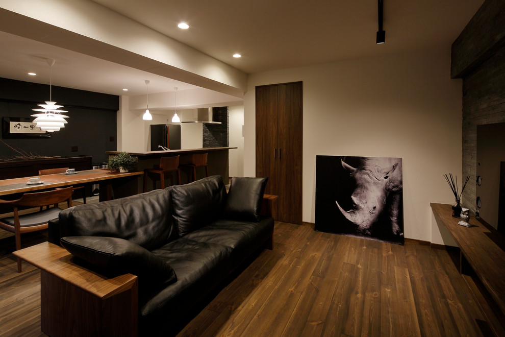 Idee per un soggiorno minimalista di medie dimensioni e aperto con pareti multicolore, parquet scuro e pavimento marrone