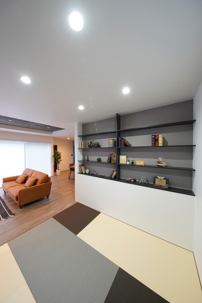 Стильный дизайн: гостиная комната среднего размера в восточном стиле с белыми стенами и татами - последний тренд