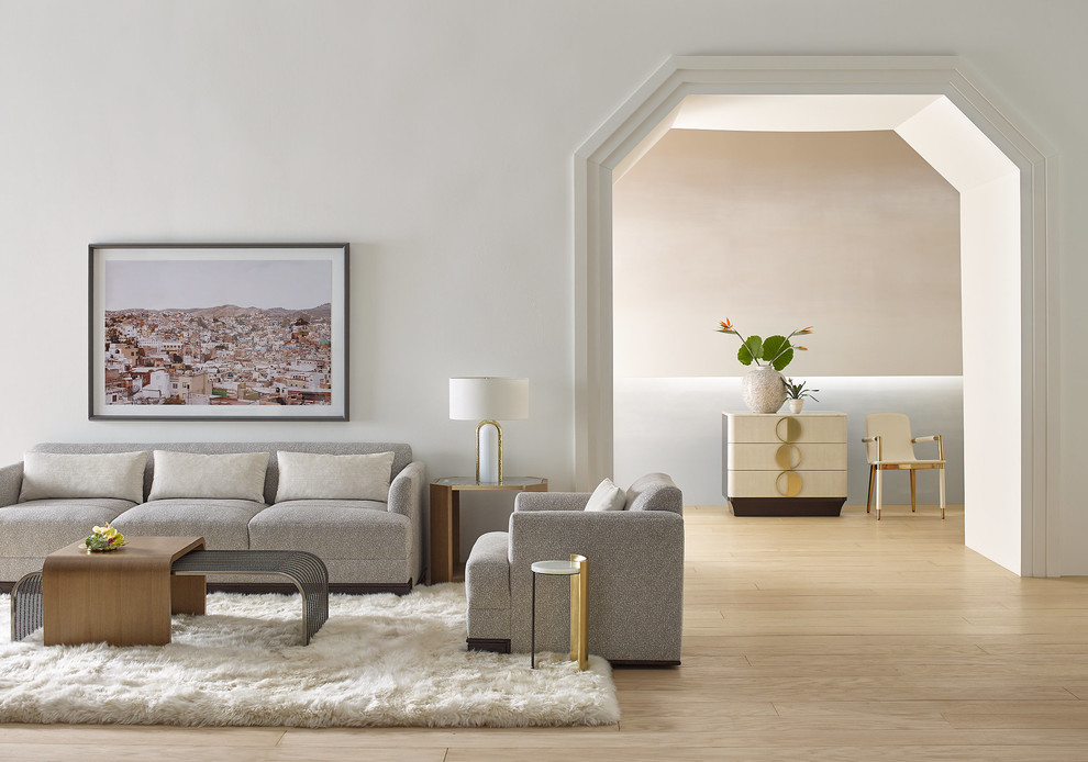 Свежая идея для дизайна: гостиная комната в стиле модернизм с белыми стенами, деревянным полом и бежевым полом - отличное фото интерьера
