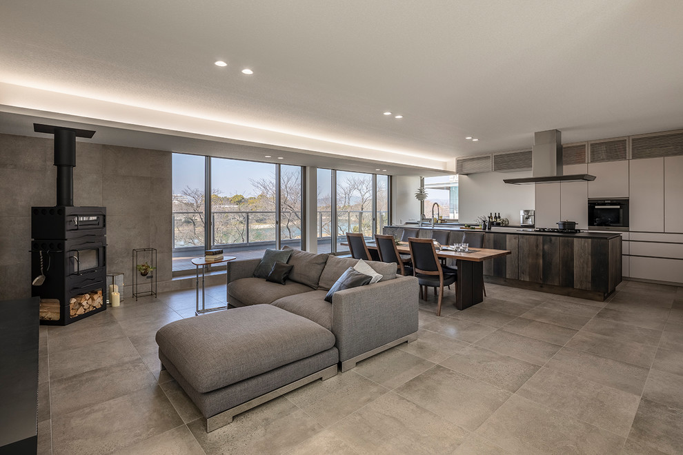 Immagine di un soggiorno minimalista con pavimento con piastrelle in ceramica e pavimento grigio