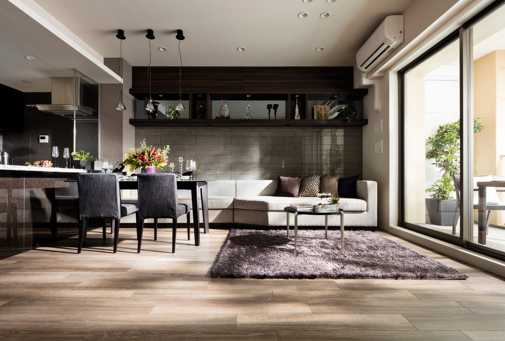 Идея дизайна: открытая гостиная комната среднего размера в современном стиле с серыми стенами и светлым паркетным полом без камина