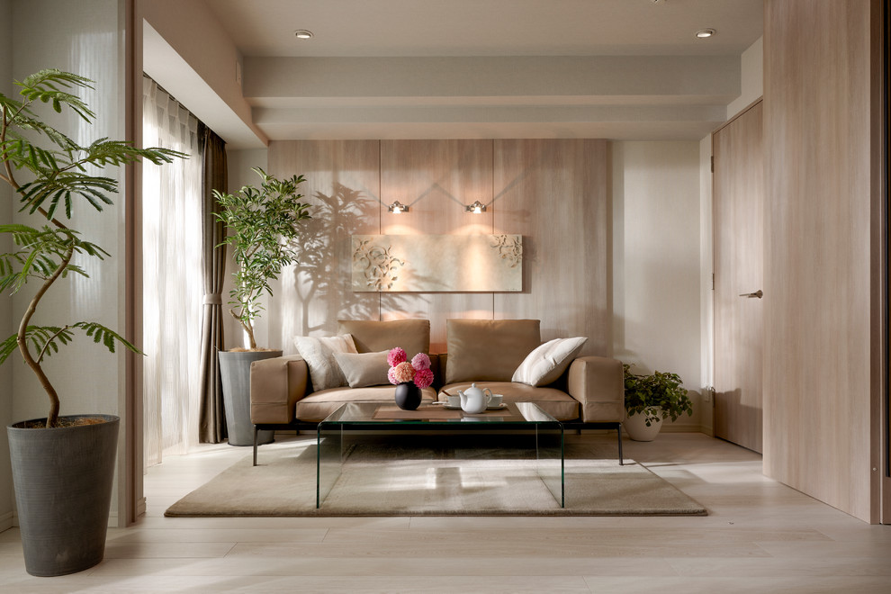 Foto di un soggiorno design con pareti bianche, parquet chiaro e nessuna TV