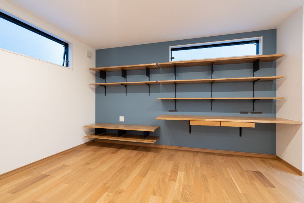 Источник вдохновения для домашнего уюта: открытая гостиная комната в стиле модернизм с синими стенами, потолком с обоями, обоями на стенах и деревянным полом без камина