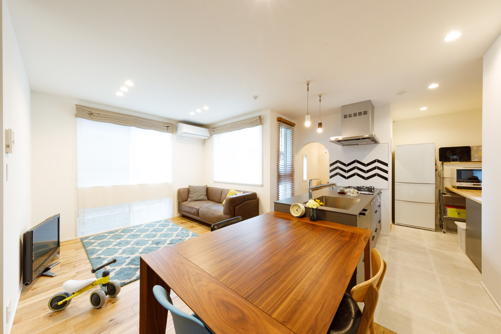 Mittelgroßes, Offenes Skandinavisches Wohnzimmer mit weißer Wandfarbe, braunem Holzboden, freistehendem TV, braunem Boden, Tapetendecke und Tapetenwänden in Tokio Peripherie