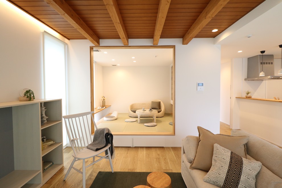 Imagen de salón abierto de estilo zen con paredes blancas y suelo de madera clara