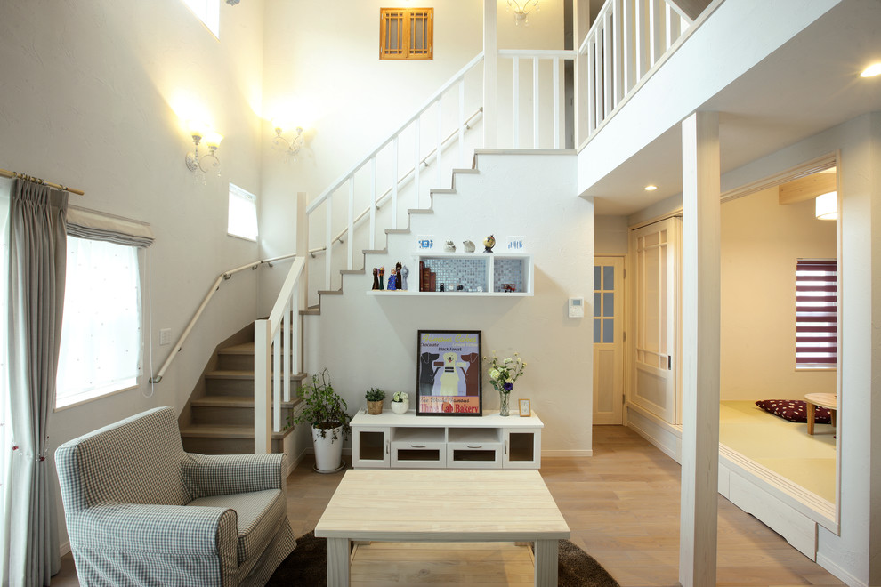 Idee per un soggiorno nordico aperto con pareti bianche, parquet chiaro e pavimento marrone