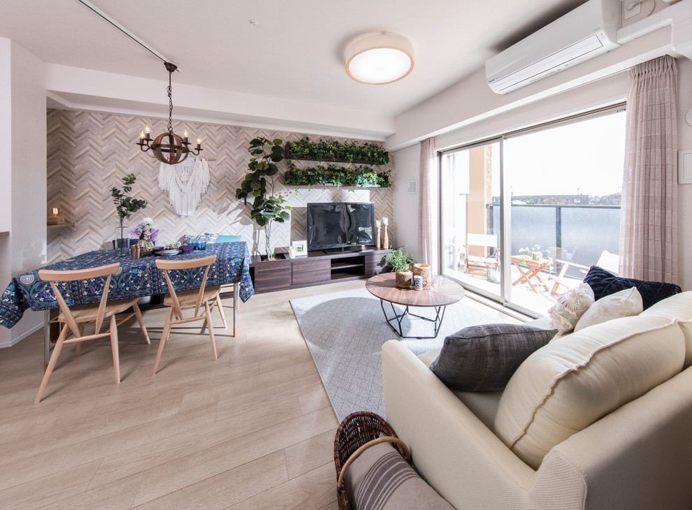 Modernes Wohnzimmer ohne Kamin mit beiger Wandfarbe, Sperrholzboden, freistehendem TV und beigem Boden in Sonstige