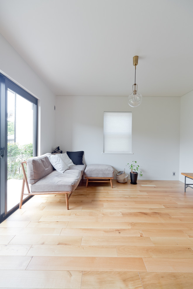 Bild på ett mellanstort funkis allrum med öppen planlösning, med vita väggar, mellanmörkt trägolv och brunt golv