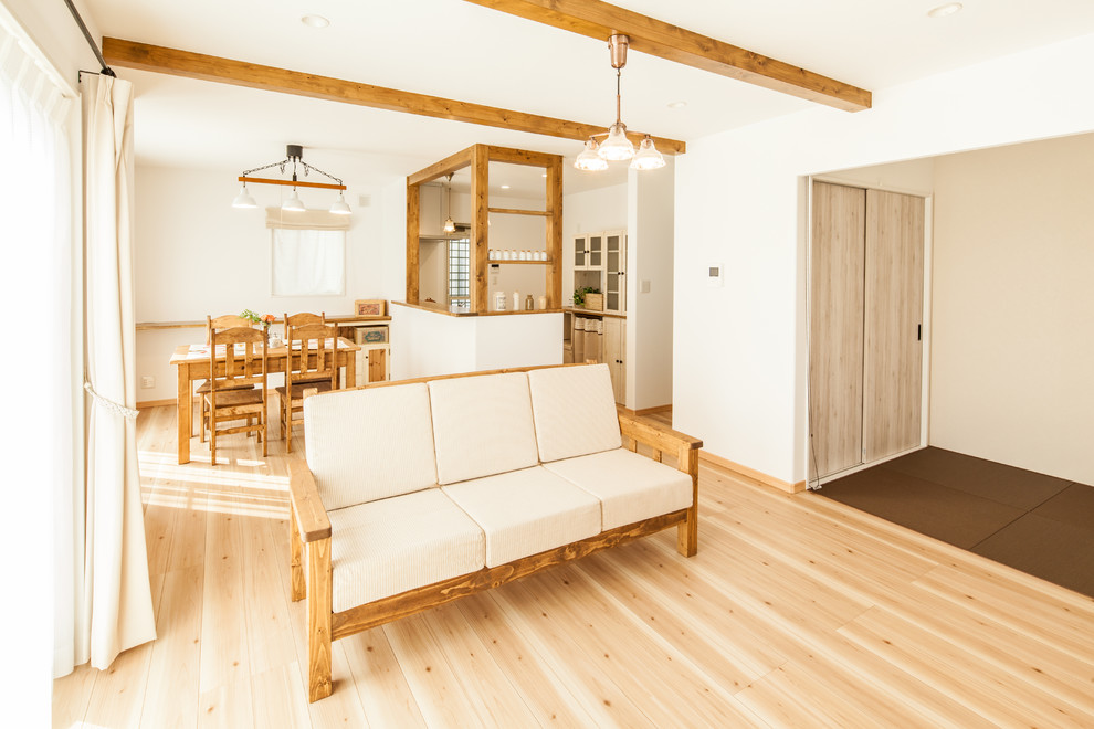 Ejemplo de salón rural con paredes blancas y suelo de madera clara