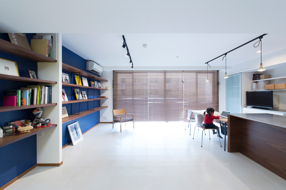 Ispirazione per un soggiorno design con pareti blu e pavimento bianco