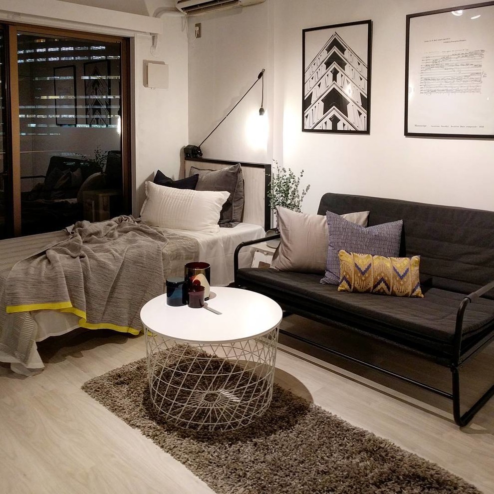 Kleines, Offenes Modernes Wohnzimmer mit weißer Wandfarbe, gebeiztem Holzboden und beigem Boden in Tokio