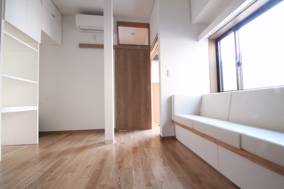 Kleines, Offenes Nordisches Wohnzimmer mit weißer Wandfarbe, braunem Holzboden, beigem Boden, Tapetendecke und Tapetenwänden in Tokio