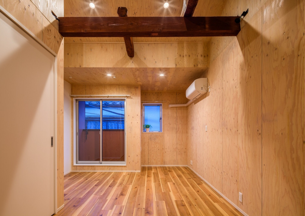 Idee per un soggiorno nordico di medie dimensioni e aperto con pareti marroni, pavimento in legno massello medio, pavimento marrone, travi a vista e pareti in legno