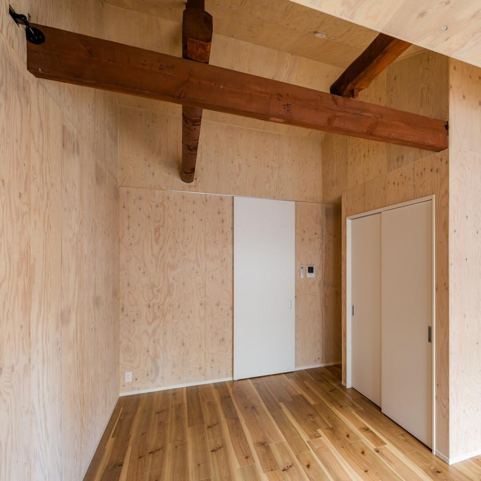Свежая идея для дизайна: открытая гостиная комната среднего размера в скандинавском стиле с коричневыми стенами, паркетным полом среднего тона, коричневым полом, балками на потолке и стенами из вагонки - отличное фото интерьера