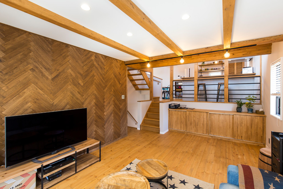 Immagine di un soggiorno industriale con pavimento in legno massello medio