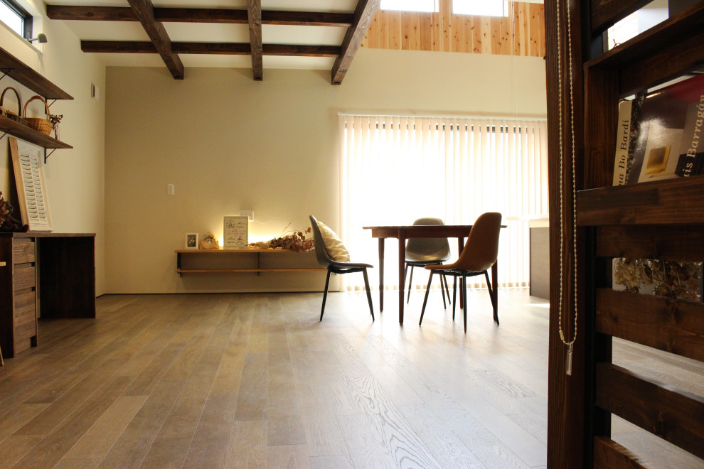 Cette photo montre un salon tendance de taille moyenne et ouvert avec un mur beige, parquet clair, un téléviseur fixé au mur et un plafond en papier peint.