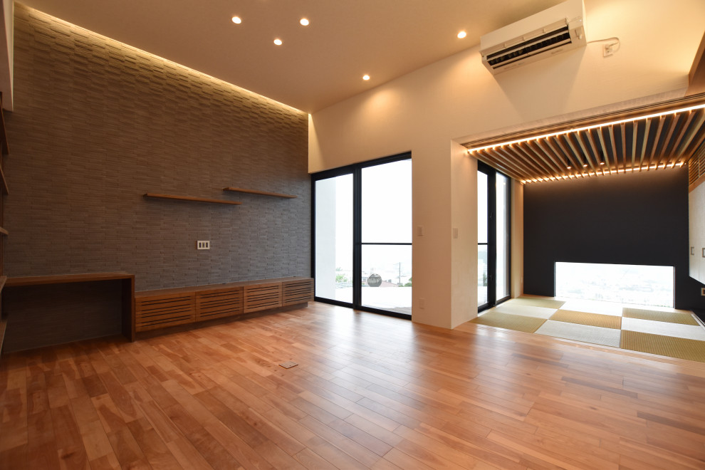 Diseño de salón moderno sin chimenea con suelo de contrachapado, televisor colgado en la pared, suelo marrón, papel pintado y papel pintado