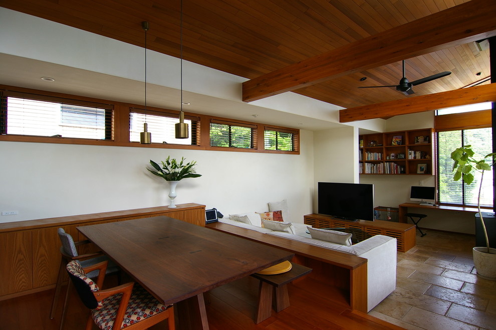 Пример оригинального дизайна: гостиная комната в скандинавском стиле с белыми стенами, мраморным полом, отдельно стоящим телевизором и коричневым полом