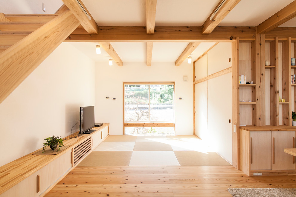 Idee per un piccolo soggiorno scandinavo aperto con pareti bianche, pavimento in tatami, nessun camino e TV autoportante