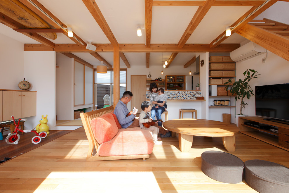 Idee per un piccolo soggiorno aperto con pareti bianche, pavimento in legno massello medio, nessun camino e TV autoportante