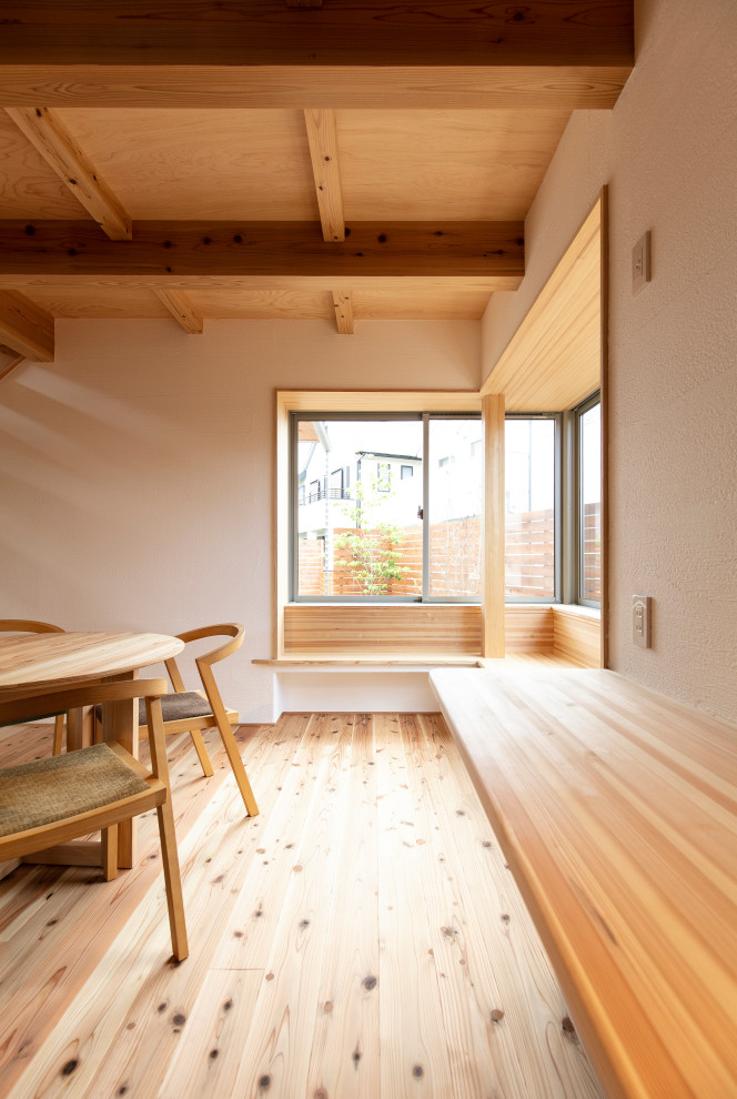 Ispirazione per un piccolo soggiorno etnico aperto con pareti bianche e pavimento in legno massello medio