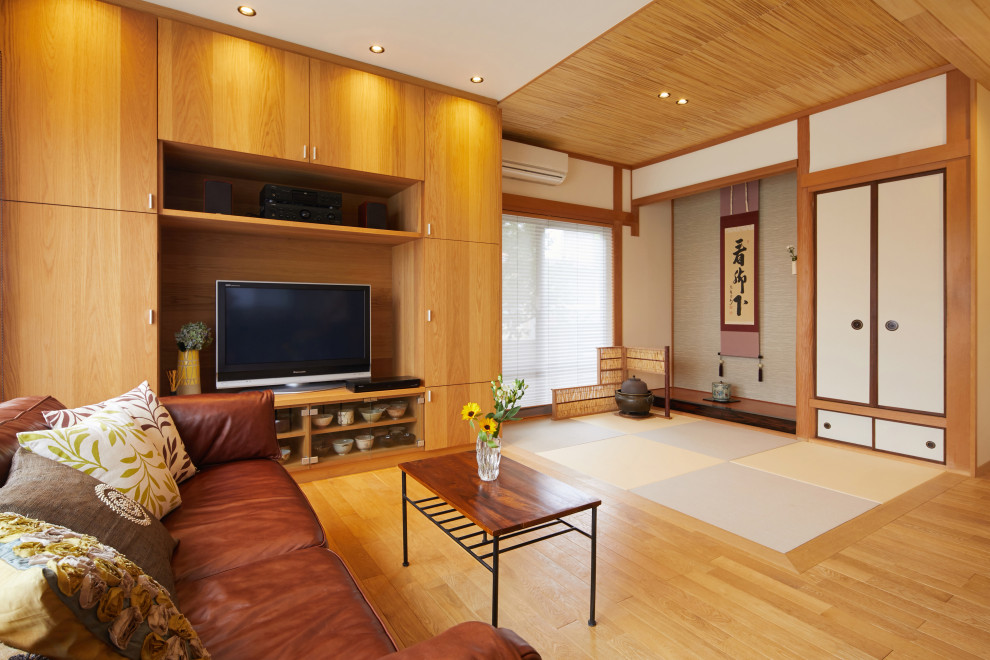 Example of a zen living room design in Kyoto