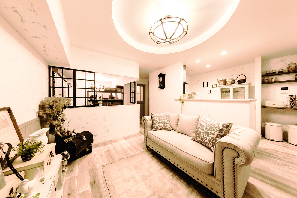 Ispirazione per un soggiorno stile shabby aperto con pareti bianche, pavimento in legno verniciato e pavimento grigio