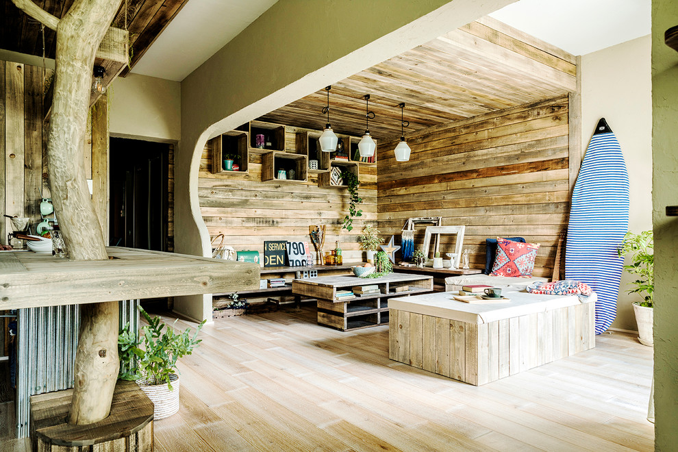 Imagen de salón abierto campestre con paredes marrones, suelo de madera clara y suelo beige