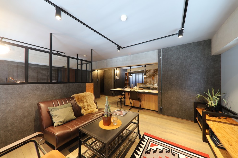 Пример оригинального дизайна: гостиная комната в стиле лофт с серыми стенами, деревянным полом и бежевым полом