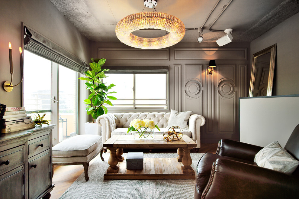 Modelo de salón clásico renovado con paredes beige y suelo de madera clara