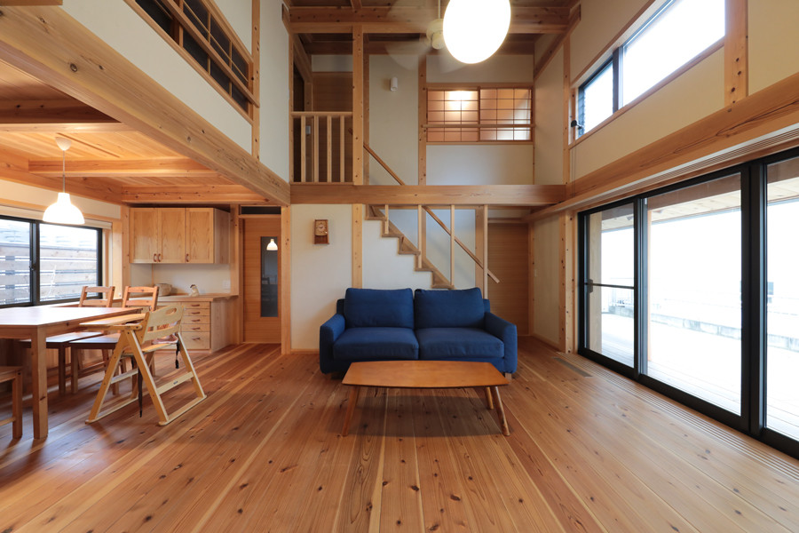 Ispirazione per un soggiorno etnico di medie dimensioni e aperto con pavimento in legno massello medio e TV autoportante