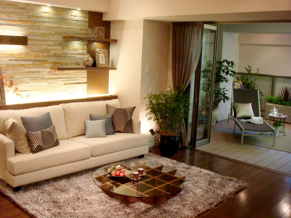 Источник вдохновения для домашнего уюта: гостиная комната в современном стиле с белыми стенами, темным паркетным полом и коричневым полом