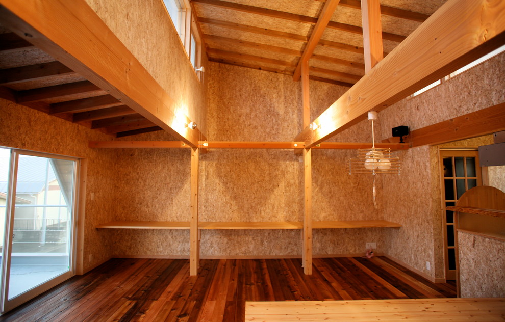 Ejemplo de salón abierto asiático pequeño con paredes beige, suelo de madera oscura, televisor independiente y suelo marrón