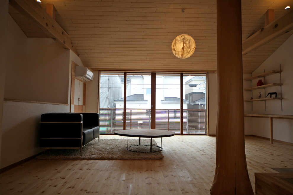 Источник вдохновения для домашнего уюта: открытая гостиная комната среднего размера в скандинавском стиле с белыми стенами, светлым паркетным полом, отдельно стоящим телевизором и бежевым полом