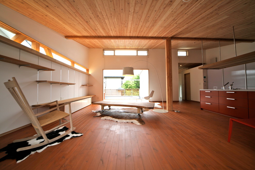 Foto de salón abierto escandinavo de tamaño medio con paredes blancas, suelo de madera en tonos medios, televisor independiente y suelo marrón