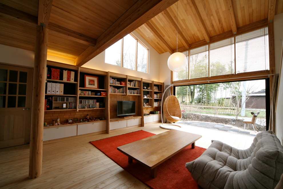Diseño de salón abierto escandinavo de tamaño medio con paredes blancas, suelo de madera clara, televisor independiente y suelo beige