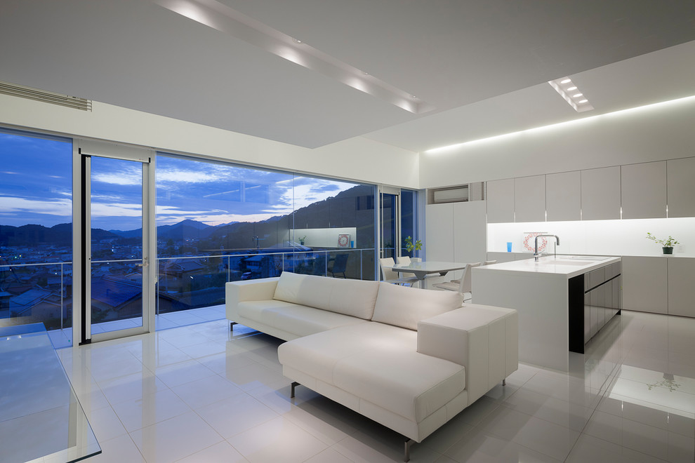 Diseño de salón abierto minimalista con paredes blancas y suelo blanco