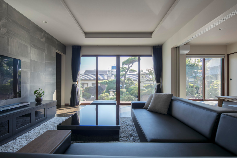 Foto de salón para visitas cerrado minimalista de tamaño medio sin chimenea con paredes púrpuras, tatami, pared multimedia y suelo violeta