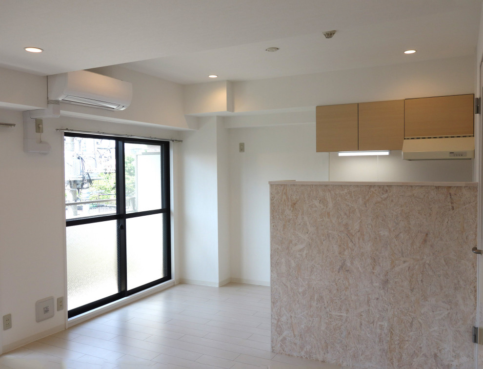 Foto di un soggiorno con pareti bianche, pavimento in legno verniciato, pavimento beige, soffitto in carta da parati e carta da parati
