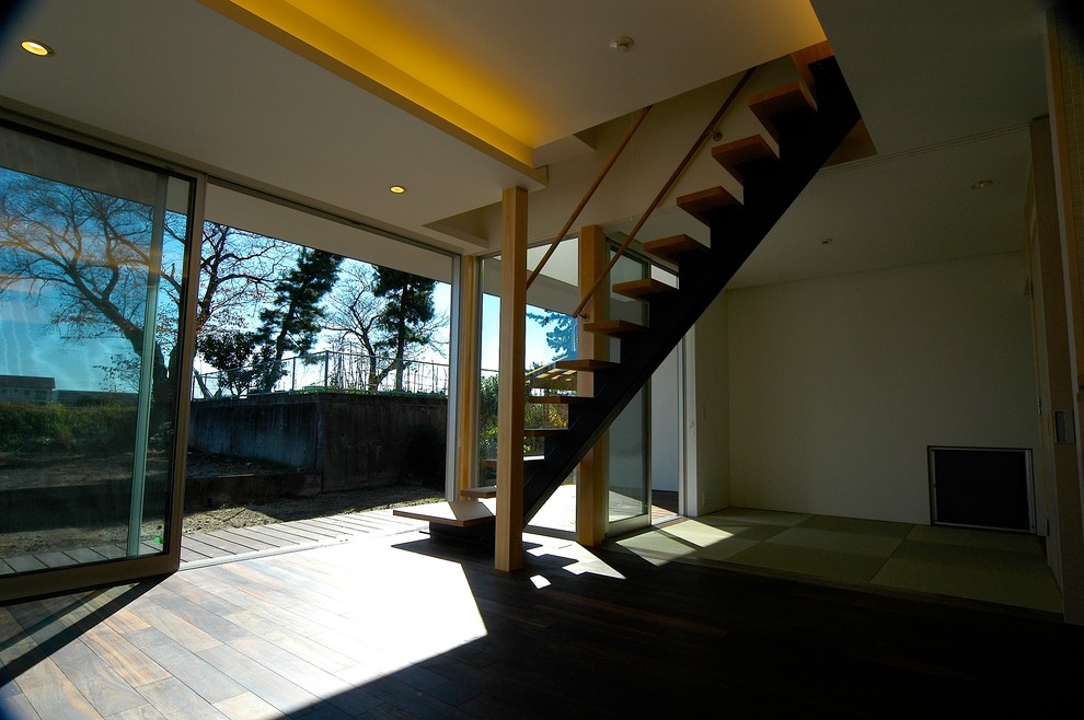 Modern inredning av ett allrum med öppen planlösning, med vita väggar, tatamigolv och grönt golv