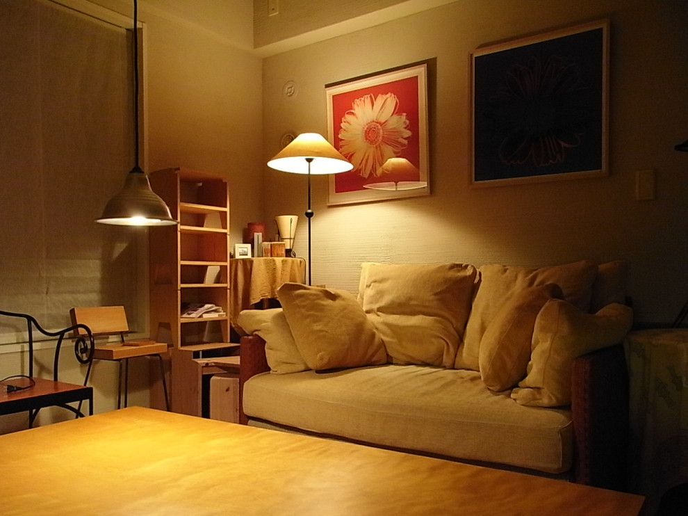 Wohnzimmer mit beiger Wandfarbe, gebeiztem Holzboden und beigem Boden in Tokio Peripherie