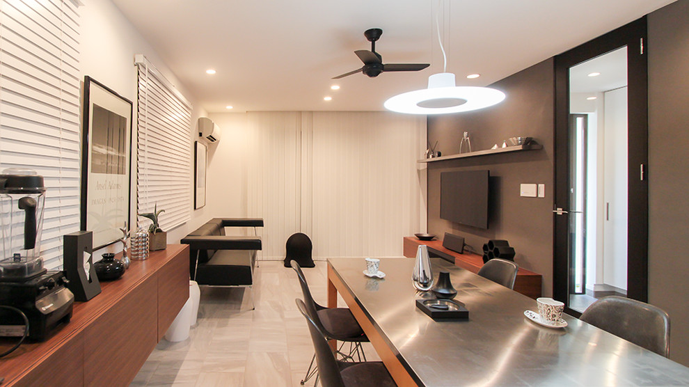 Foto di un grande soggiorno minimal aperto con pareti grigie, pavimento in gres porcellanato, TV a parete e pavimento bianco