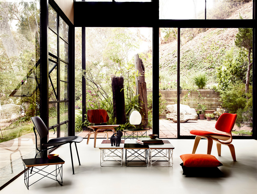 Свежая идея для дизайна: гостиная комната в стиле ретро без камина, телевизора - отличное фото интерьера