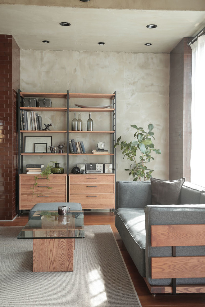 Inspiration för ett skandinaviskt vardagsrum, med grå väggar, mellanmörkt trägolv och brunt golv