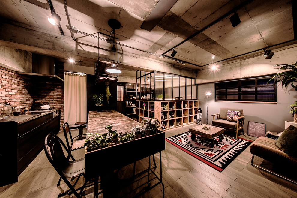 Свежая идея для дизайна: гостиная комната в стиле лофт с серыми стенами, деревянным полом и серым полом - отличное фото интерьера