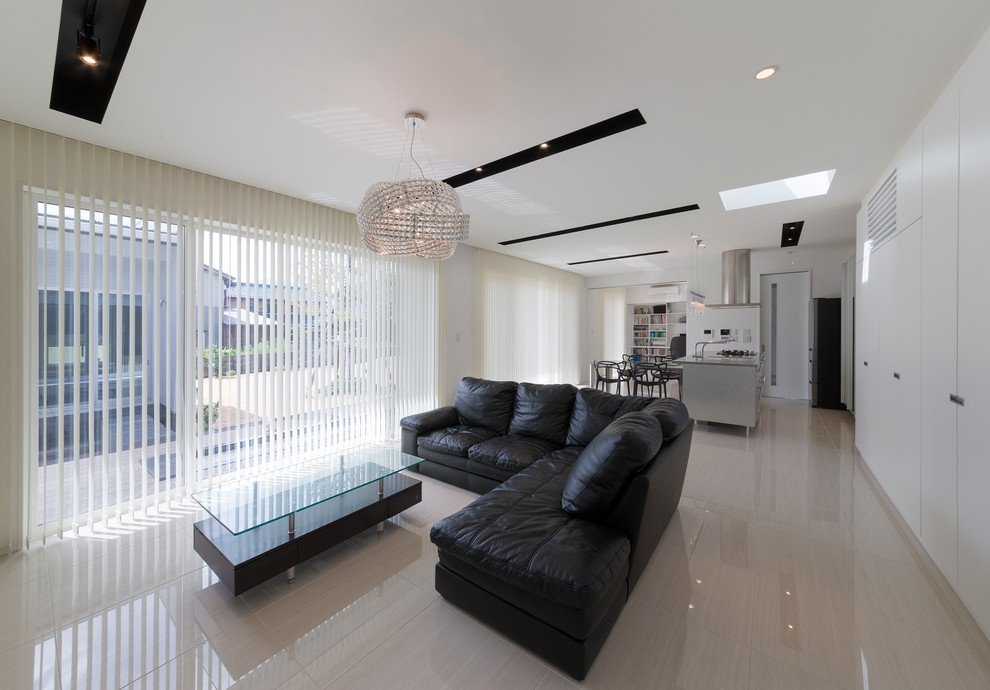 Fernseherloses, Offenes Modernes Wohnzimmer ohne Kamin mit weißer Wandfarbe und Keramikboden in Sonstige