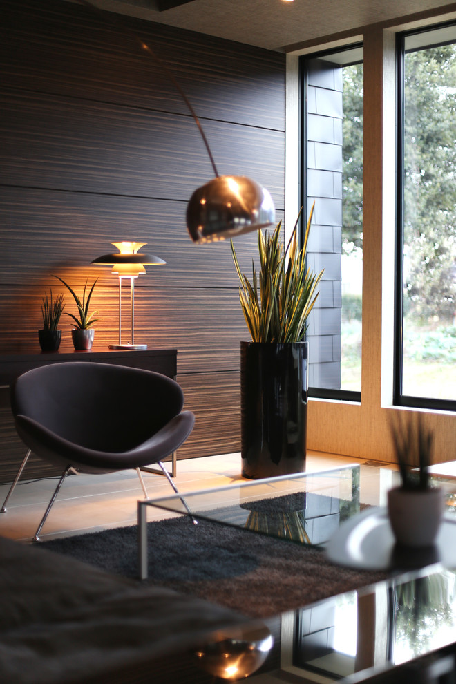 Immagine di un soggiorno minimalista con pareti marroni, pavimento in pietra calcarea, nessun camino e TV autoportante